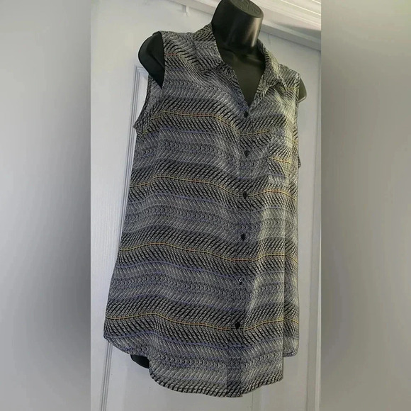 Liz Claiborne Sleeveless Button Down Blouse - Picture 3 of 7
